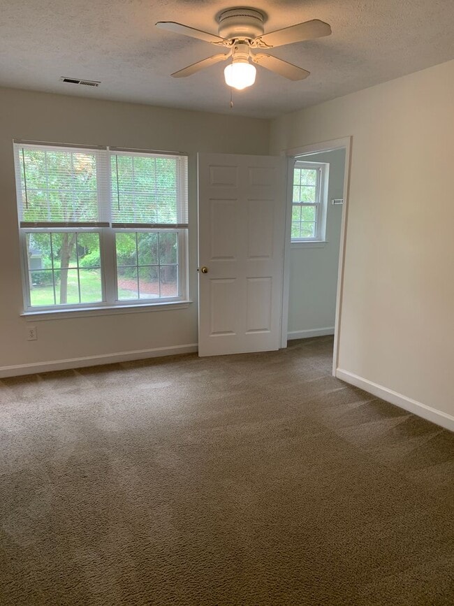 Building Photo - 3 Bedroom 2 Bath House on Hillsdale Drive