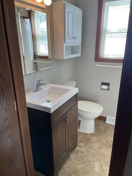 Building Photo - 1043 6th Ave