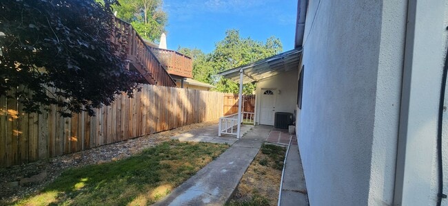Building Photo - 3 Bedroom 2 Bathroom Home in Greenhaven