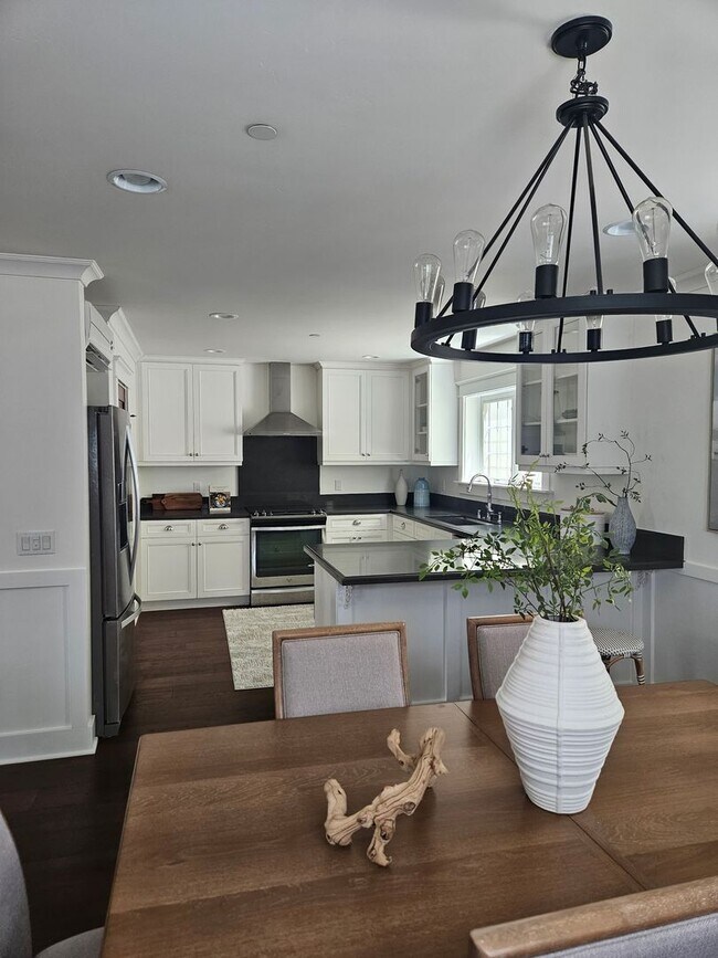 Building Photo - 3 Bedroom Plus Home with Roof Top Deck