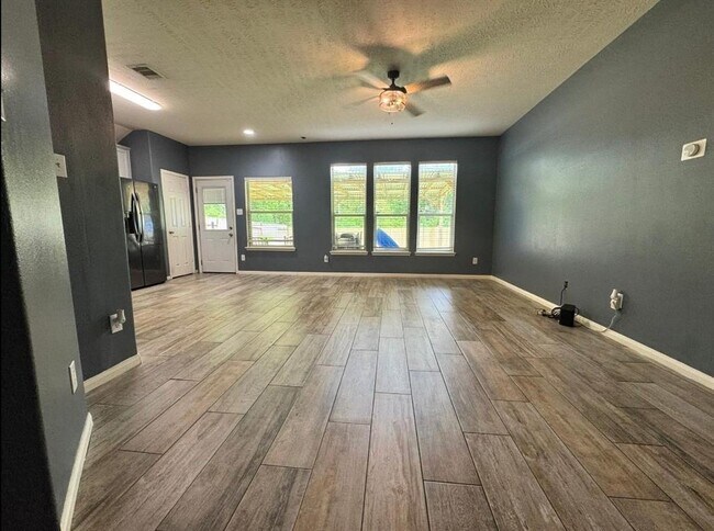 Building Photo - 4019 Strawberry Ct