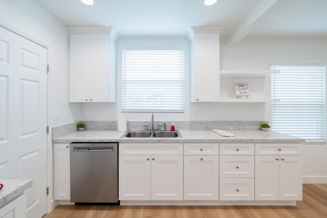 Building Photo - Charming 3 Bedrooms 2 Bathrooms Home $4,00...