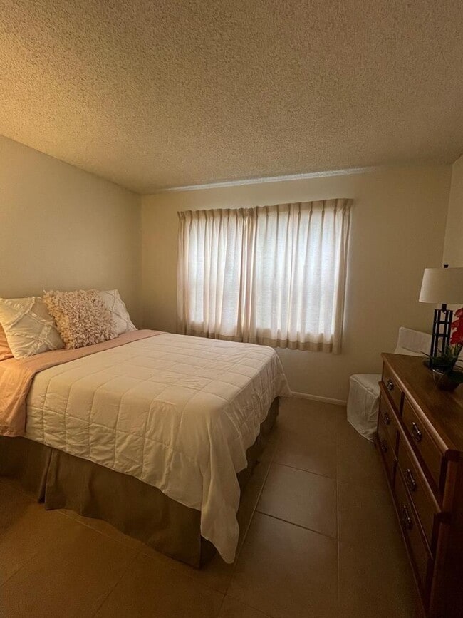 Building Photo - 1533 SE Royal Green Cir