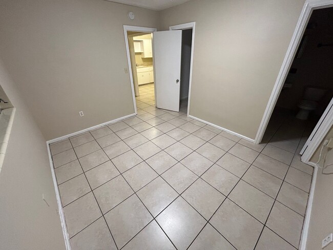 Building Photo - Spacious 1/1 one story unit in a small 18 unit complex.