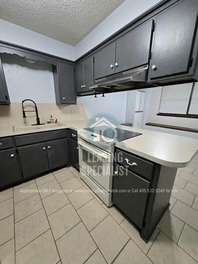 Building Photo - Charming Yukon 3 Bed 2 Bath Home