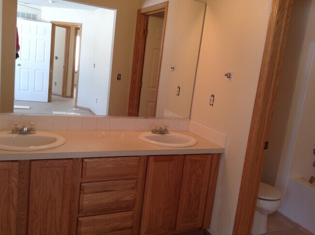 Building Photo - 2165 Copper Wynd Dr