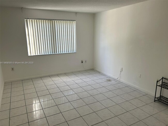 Building Photo - 1225 NE 124th St