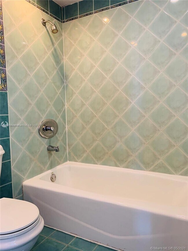 Building Photo - 1325 W 68th St