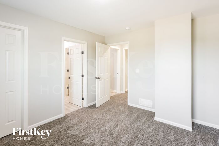 Building Photo - 911 E 8th Cir