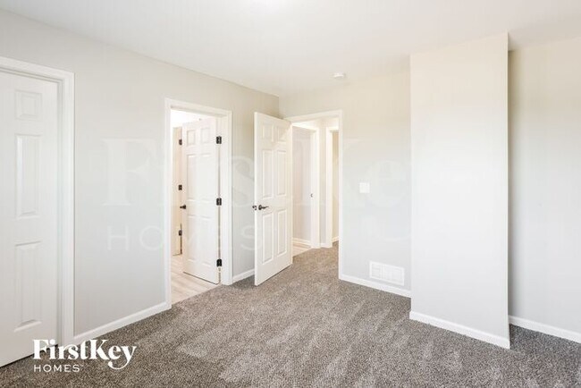 Building Photo - 911 E 8th Cir