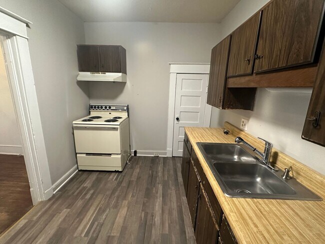 Building Photo - 3231-3233 Duncan St