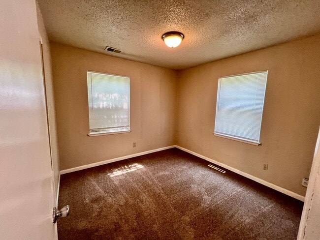 Building Photo - 2630 S 49th St
