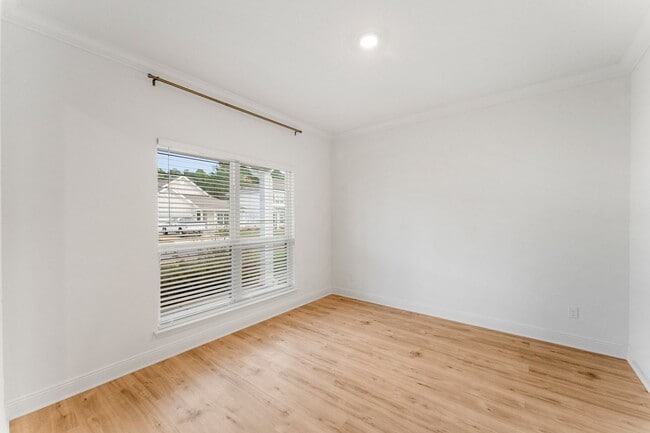 Building Photo - 115 Piper Cv