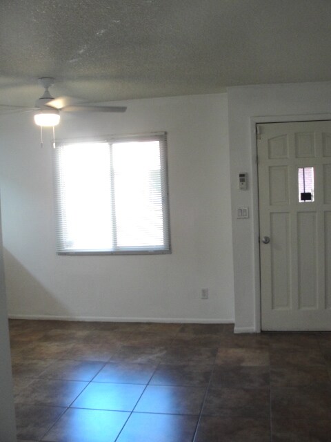 Entry & Nook - 4595 N 17th Ave