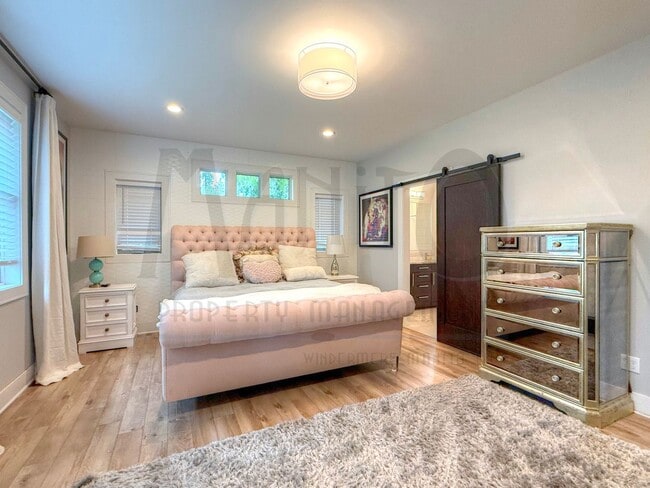 Building Photo - Spacious South Hill Home