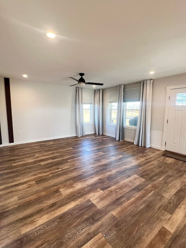 Building Photo - Charming 3 Bedroom 2 Bath home, Convenient NW Asheville location!