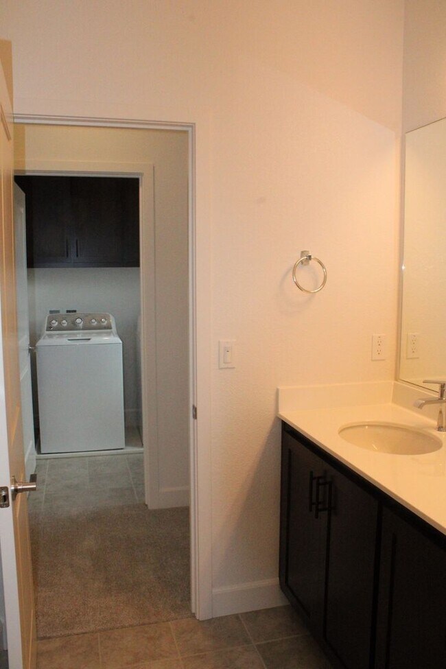 Building Photo - ***PENDING*** 4 Bedroom / 3 Bath House with Solar in San Marco Community-Close to Bart!