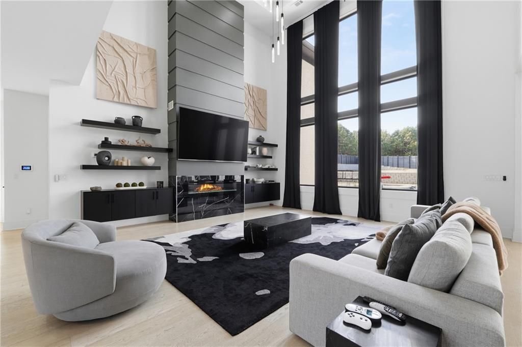 Building Photo - 556 Versailles Dr