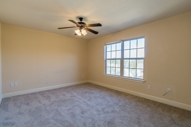 Building Photo - Four Bedroom Home Walking Distance to UofA! Lawn Care Included! AVAILABLE IN JULY!!!!!