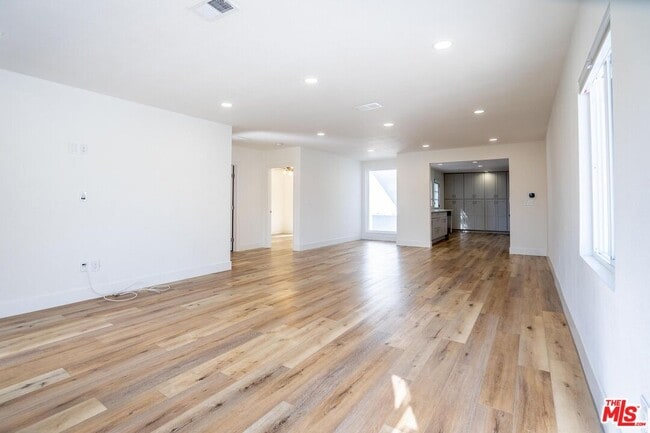 Building Photo - 5705 Jamieson Ave