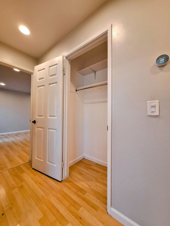 Building Photo - Beautiful 2bd Single Story House With Gate...