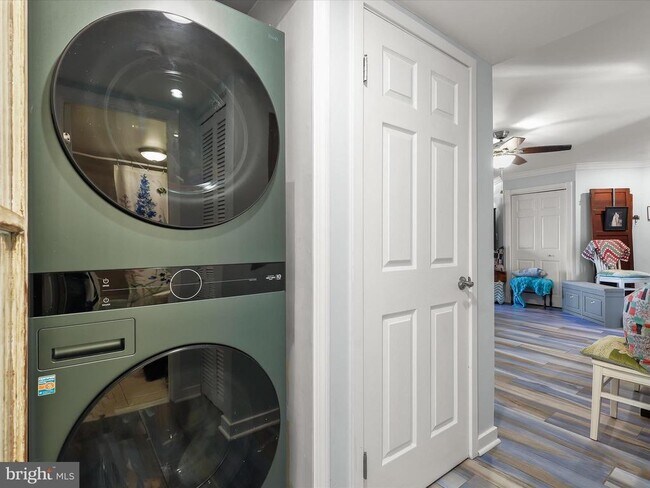 Building Photo - 7024 Channel Village Ct