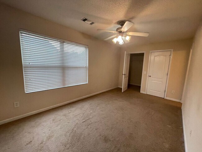 Building Photo - Pre-Leasing for August 2 2026 WITH FENCED IN YARD!