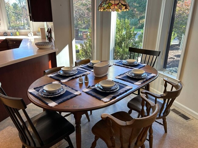 Building Photo - 4 Bedroom 3.5 Bath House Furnished With At...