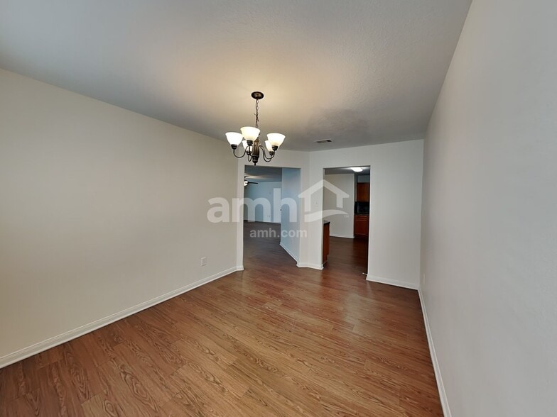 Building Photo - 3631 Barkers Crossing Ave