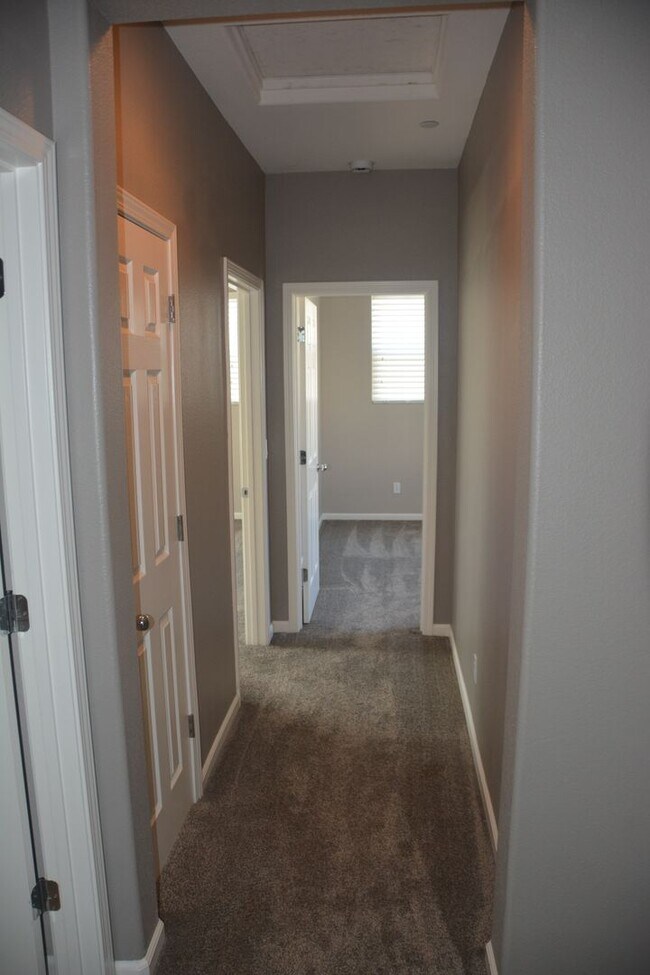 Building Photo - 321 MacArthur Way