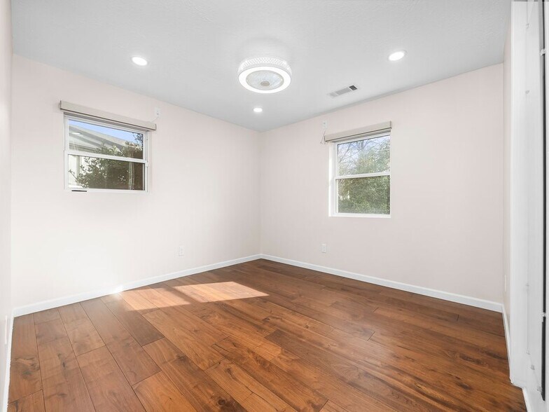 Building Photo - 2885 E LORAN Dr
