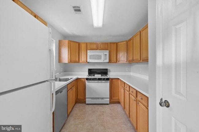Building Photo - 511 Constellation Square SE