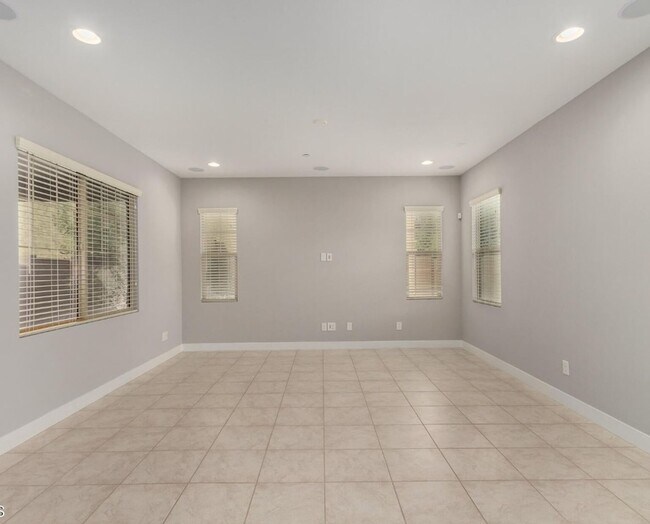 Building Photo - 1099 N 70th Way