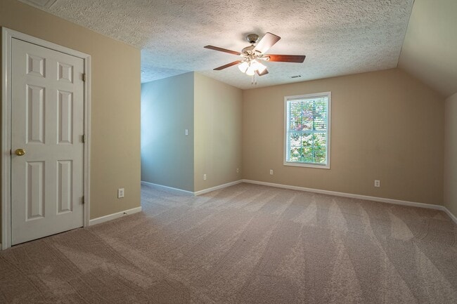 Building Photo - 3 Bedrooms, 2.5 Bathrooms - Home in Silver Creek!