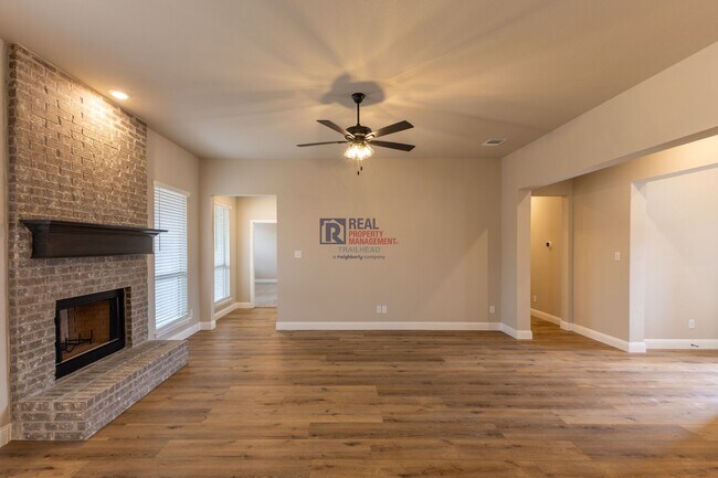 Building Photo - Well-Designed 3 Bed/2 Bath Home with Bonus Office