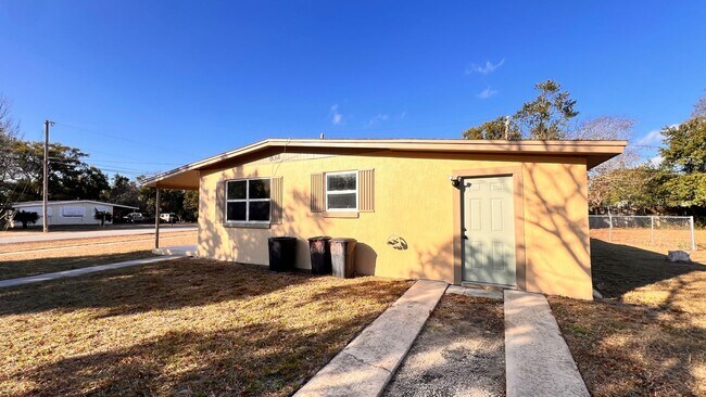 Building Photo - $300 off of a month of rent! Charming 3-Bedroom Home in Deltona! – Pets Welcome (Up to 30 lbs) – ...