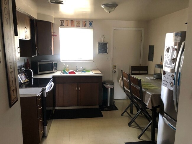 Building Photo - 2 Bedroom Apartment