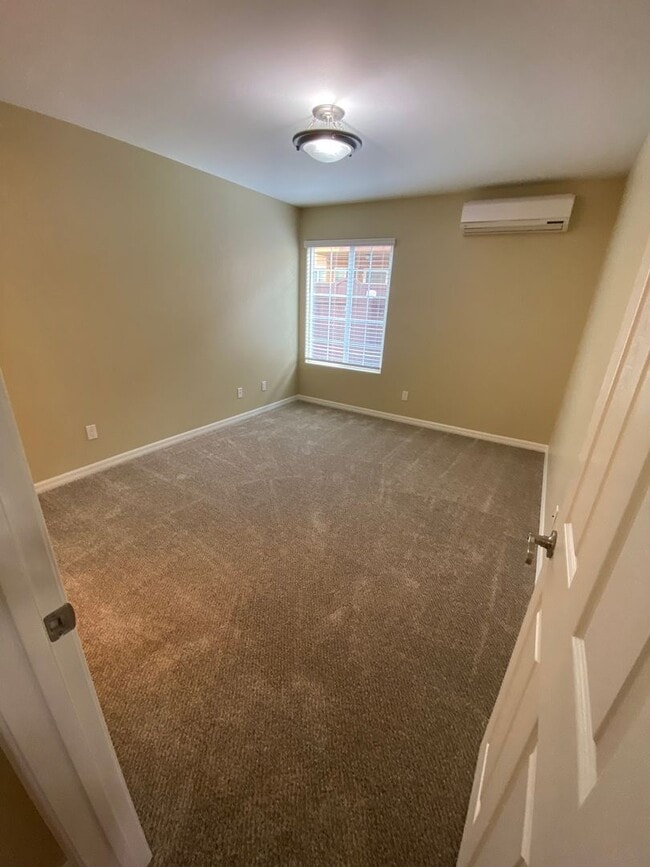 Building Photo - m583 - Wyatt