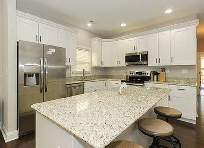 Building Photo - Sober living recovery house for men in Por...