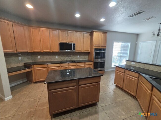 Building Photo - 423 Wrought Iron Dr
