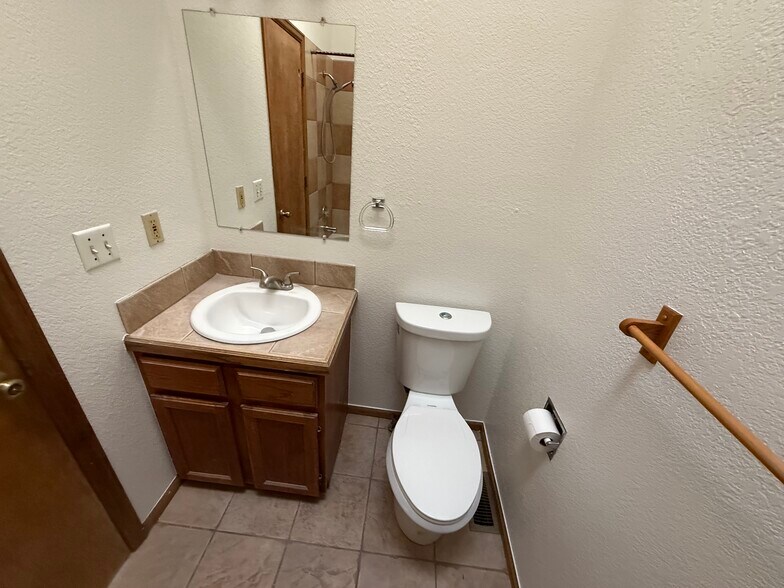 Master Bathroom - 6734 Yarrow St