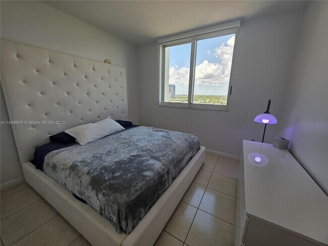 Building Photo - 1745 E Hallandale Beach Blvd