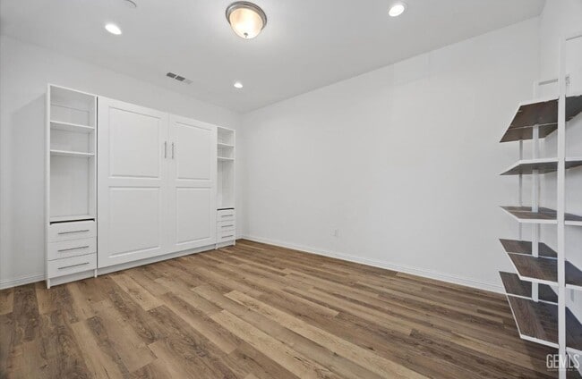 Building Photo - 13600 Pixton Ave