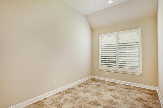 Building Photo - 211 Lake Como Dr