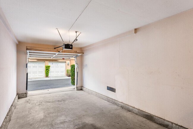 Building Photo - Beautiful Ground Level 2 Bedroom, 2 Bathroom Condo Available Now in Lake Forest!