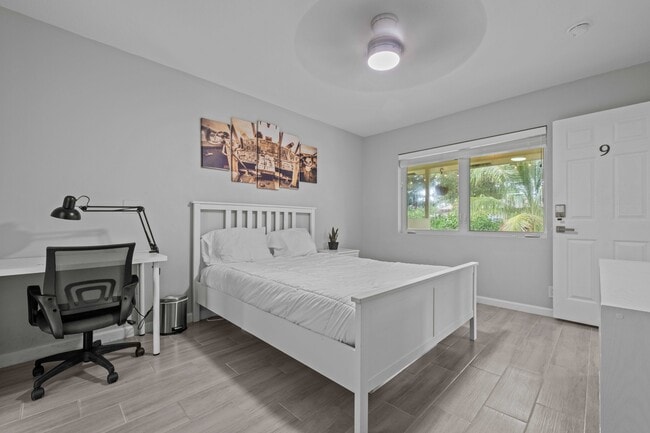 Building Photo - 1007 NE 9th Ct