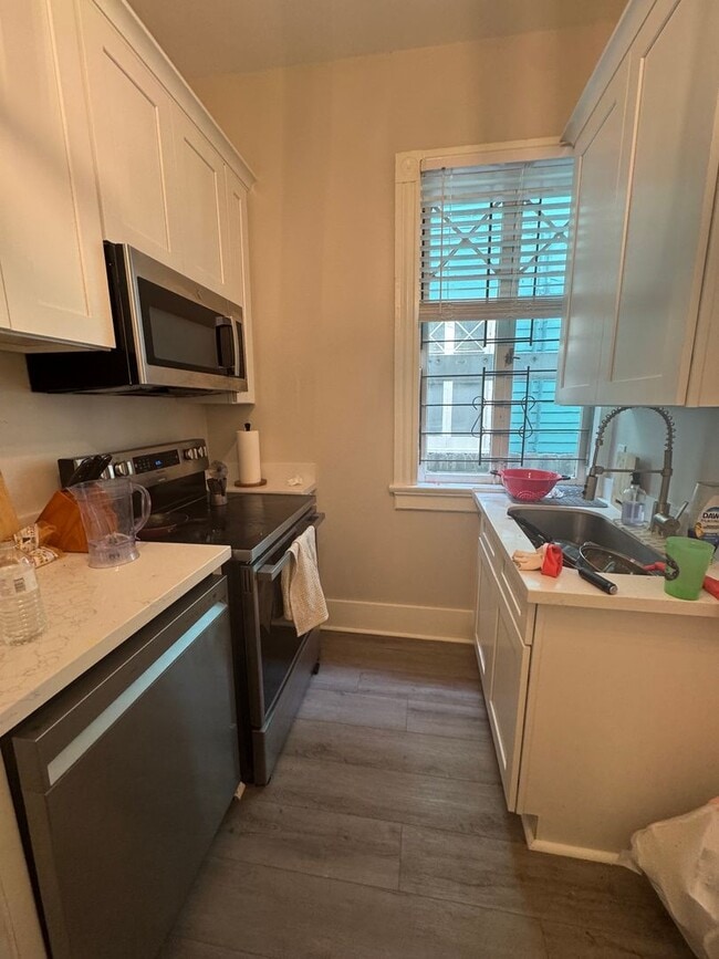 Building Photo - Renovated 2bed steps from Campus ! August 1 Lease