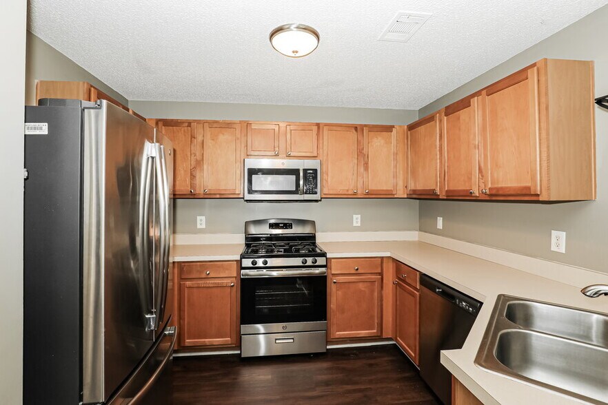 Building Photo - 2025 Registry Dr