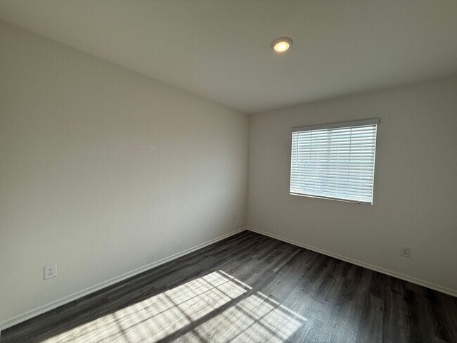 Building Photo - West Lancaster 4 bedroom!