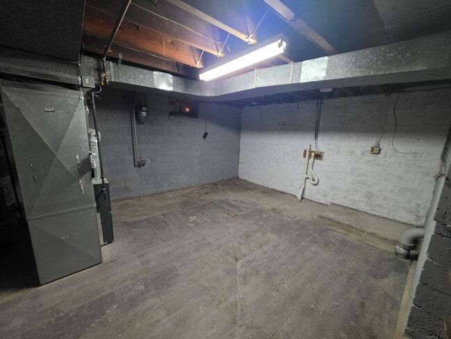 Building Photo - 1321 E 23rd St